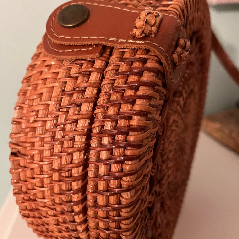 Beautiful basket purse! Brand new. Worn twice. - Picture 4 of 4